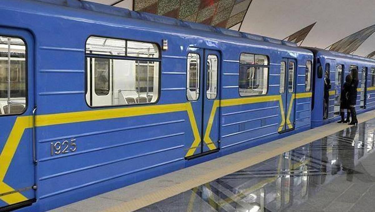 В киевском метро снова танцевала полураздетая пассажирка