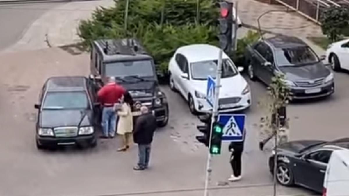 У Києві жінка кілька разів влетіла на Mercedes у Gelenvagen