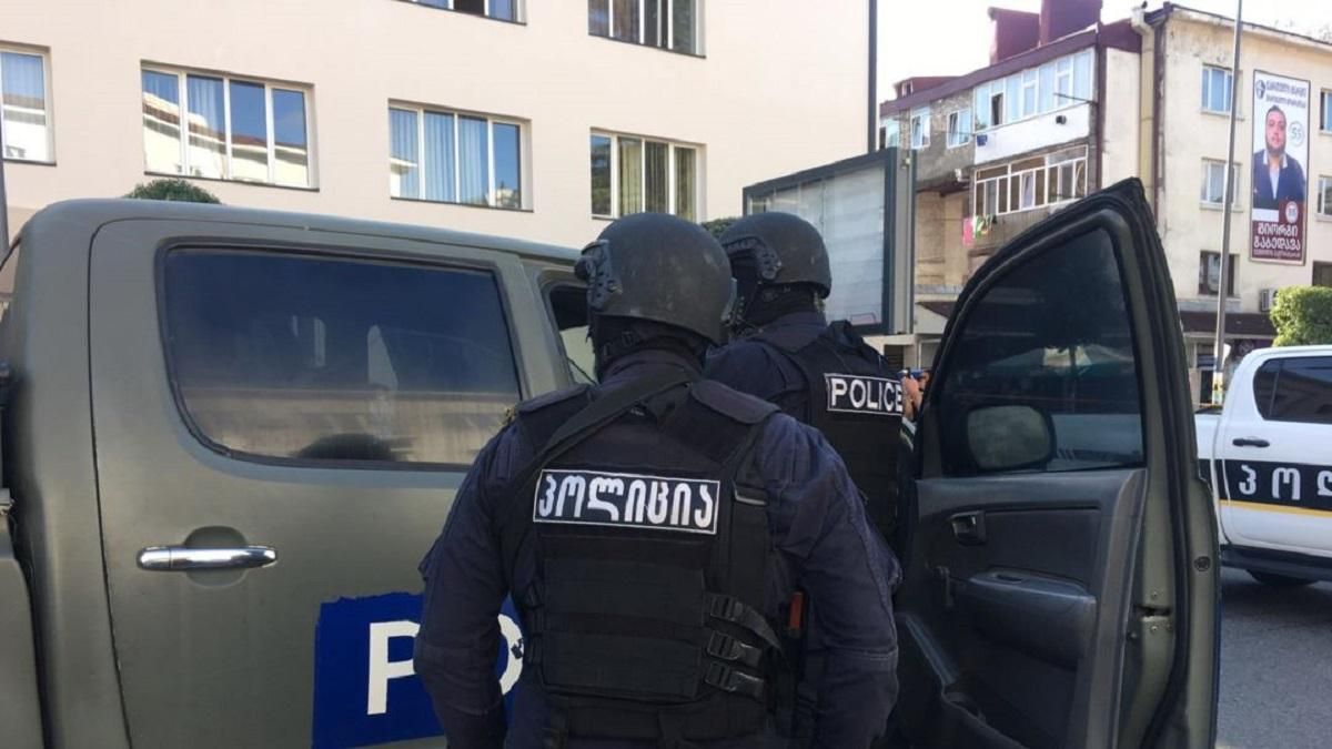 В Грузии мужчина, захвативший банк, покинул здание с деньгами и тремя заложниками В Грузии мужчина, захвативший банк, покинул здание с деньгами и тремя заложниками