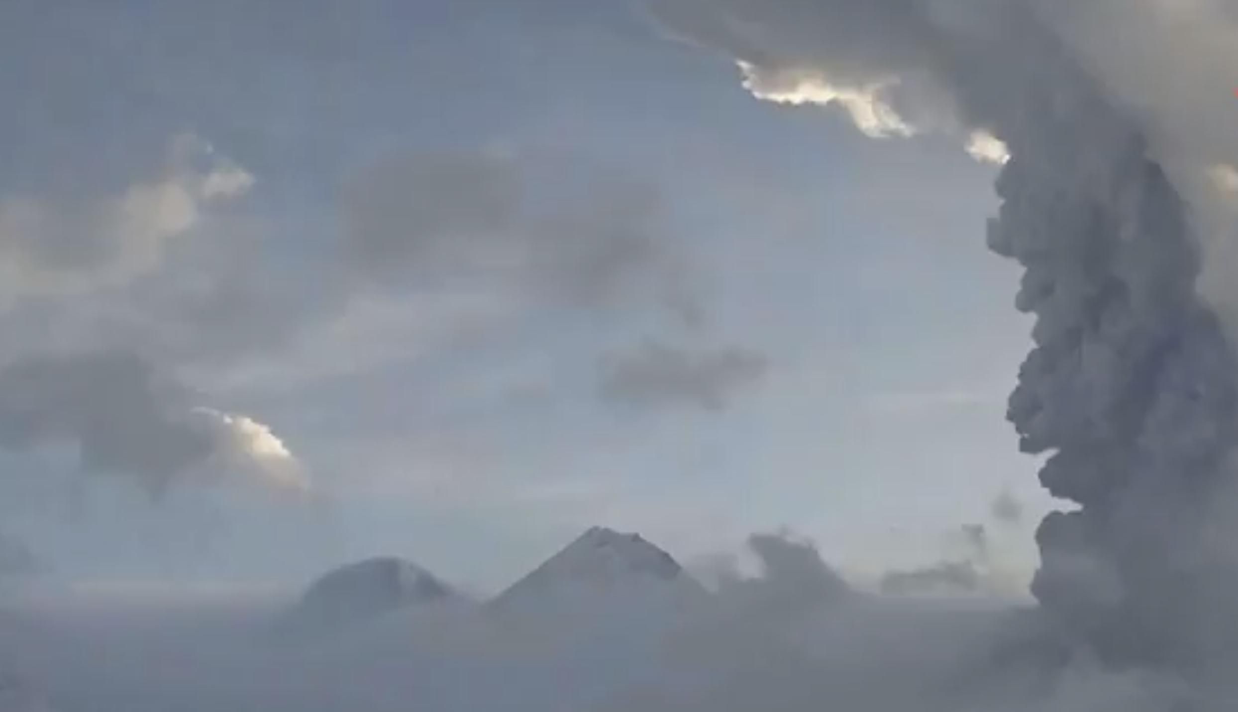 Извержение вулкана Безымянный в России: что известно, видео