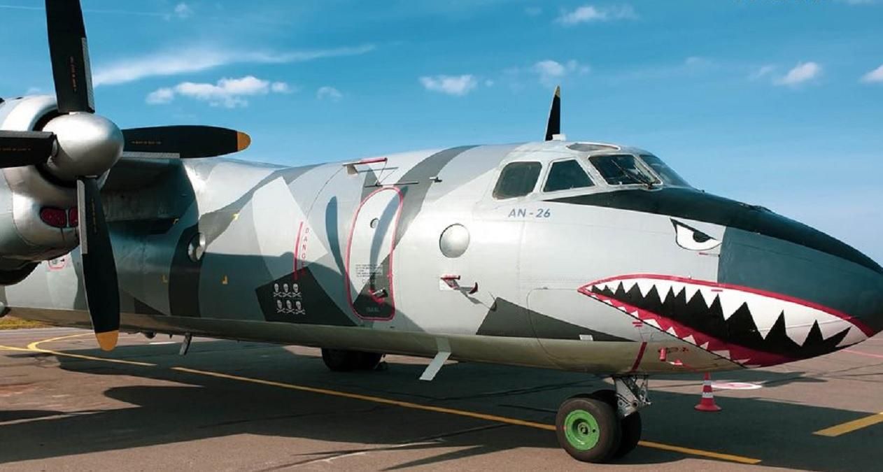 В Одессу прилетел самолет с Неудержимые-3: увлекательное фото В Одессу прилетел самолет с Неудержимые-3: увлекательное фото