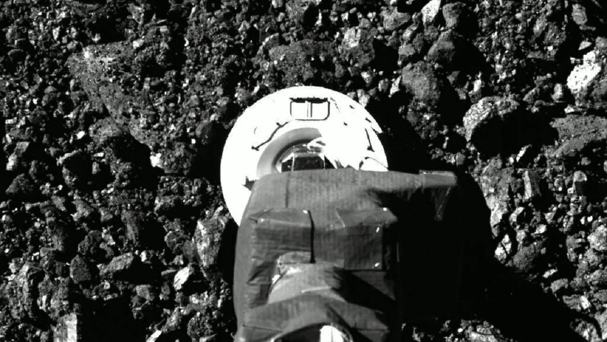 NASA показало видео забора грунта с астероида Бенну