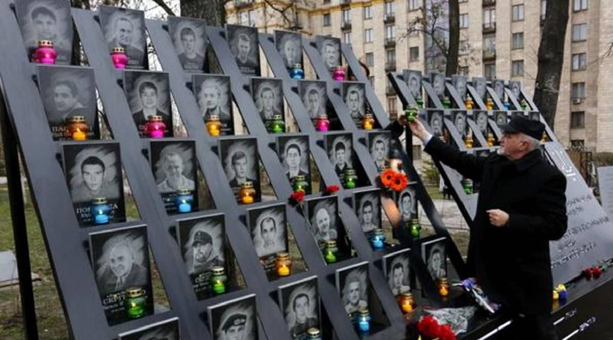 У Києві неадекват осквернив пам'ятник Героям Небесної сотні: відео