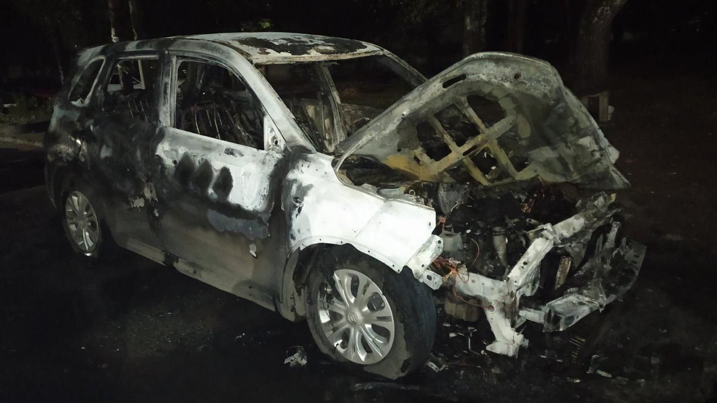 Невідомі підпалили авто кандидата до облради від ЄС Коби 22.10.2020: машина майже повністю вигоріла – ніхто не постраждав 