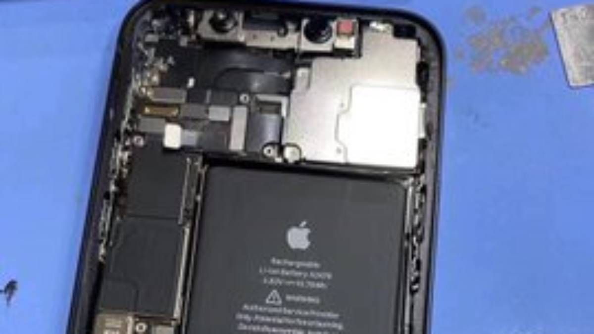 Чим відрізняється iPhone 12 та iPhone 11: блогер показав відмінності Чим відрізняється iPhone 12 та iPhone 11: блогер показав відмінності