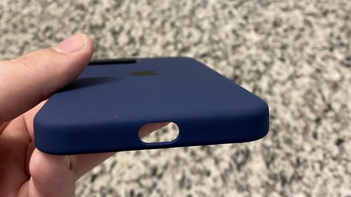 Пользователи получают от Apple бракованные чехлы для iPhone 12 Пользователи получают от Apple бракованные чехлы для iPhone 12