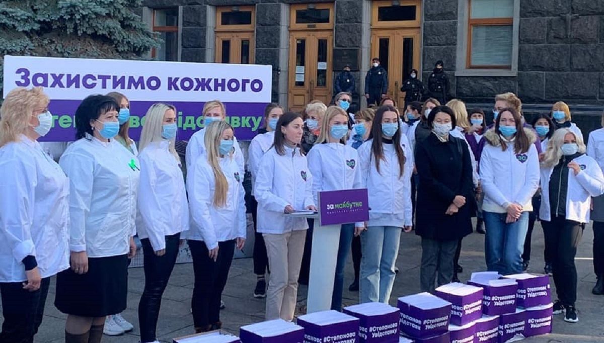 Женское движение "За майбутнє" передало президенту полмиллиона подписей за отставку Степанова
