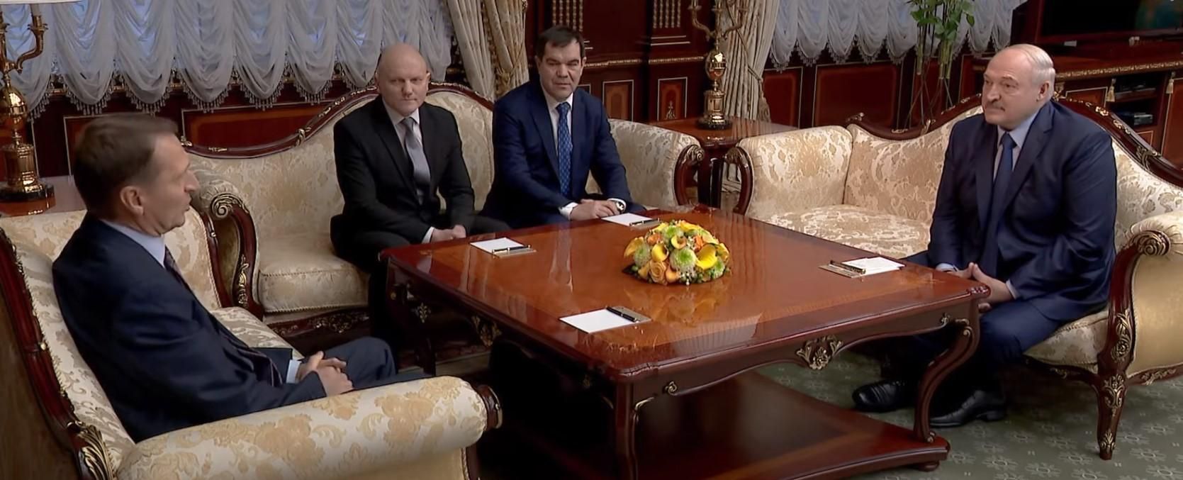 В Кремле неохотно прокомментировали визит главы разведки РФ в Минск В Кремле неохотно прокомментировали визит главы разведки РФ в Минск