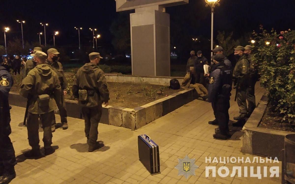 В центре Запорожья мужчина ранил женщину и сопротивлялся нацгвардийцям В центре Запорожья мужчина ранил женщину и сопротивлялся нацгвардийцям