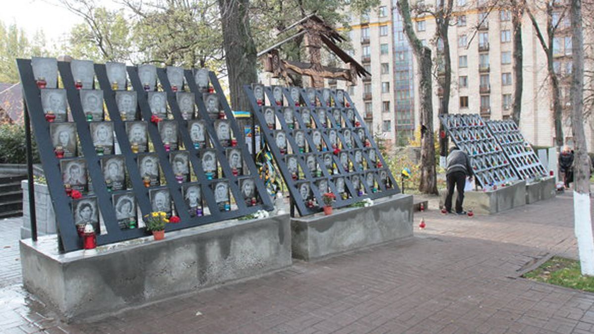 Того, кто осквернил Аллею героев Небесной сотни в Киеве задержали Того, кто осквернил Аллею героев Небесной сотни в Киеве задержали