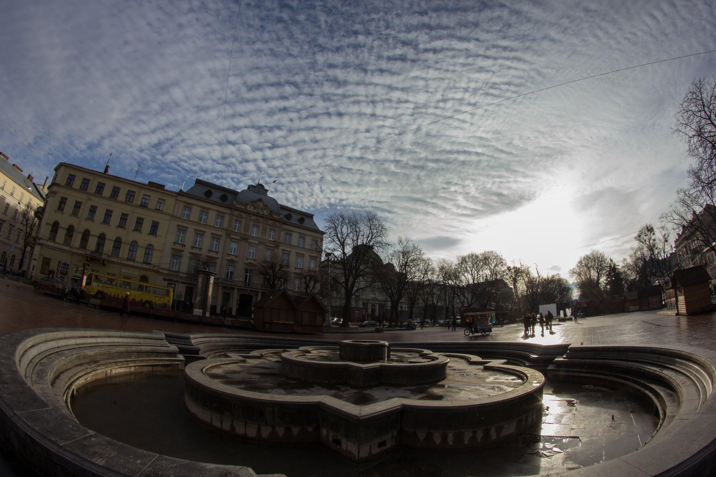 В Дубаї відкрили найбільший фонтан у світі В Дубаї відкрили найбільший фонтан у світі