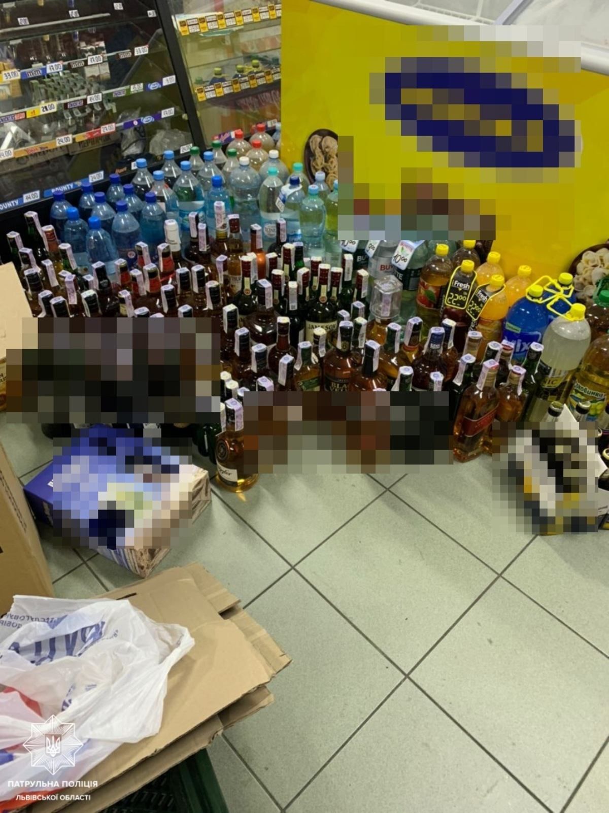 У Львові 19-річні хлопці обікрали магазин: брали лише алкоголь – фото