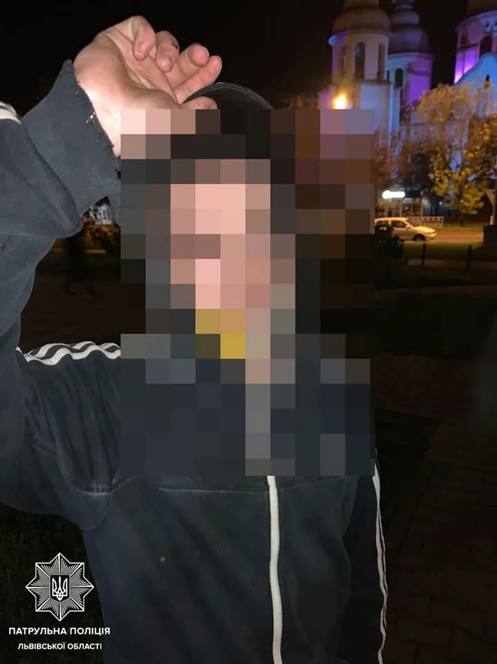 У Львові 19-річні хлопці обікрали магазин: брали лише алкоголь – фото У Львові 19-річні хлопці обікрали магазин: брали лише алкоголь – фото