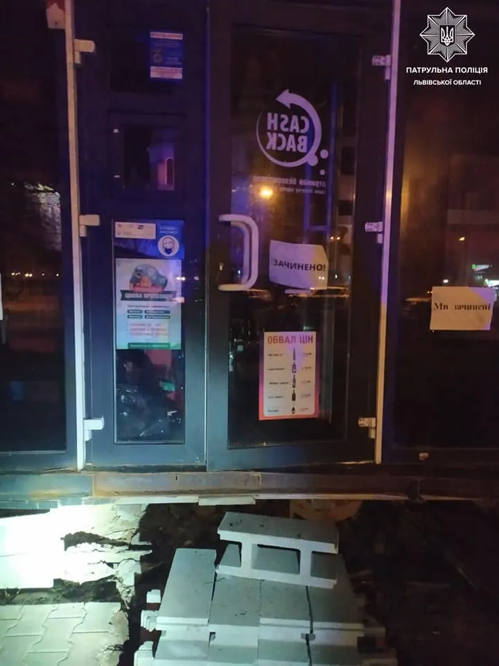 У Львові 19-річні хлопці обікрали магазин: брали лише алкоголь – фото У Львові 19-річні хлопці обікрали магазин: брали лише алкоголь – фото