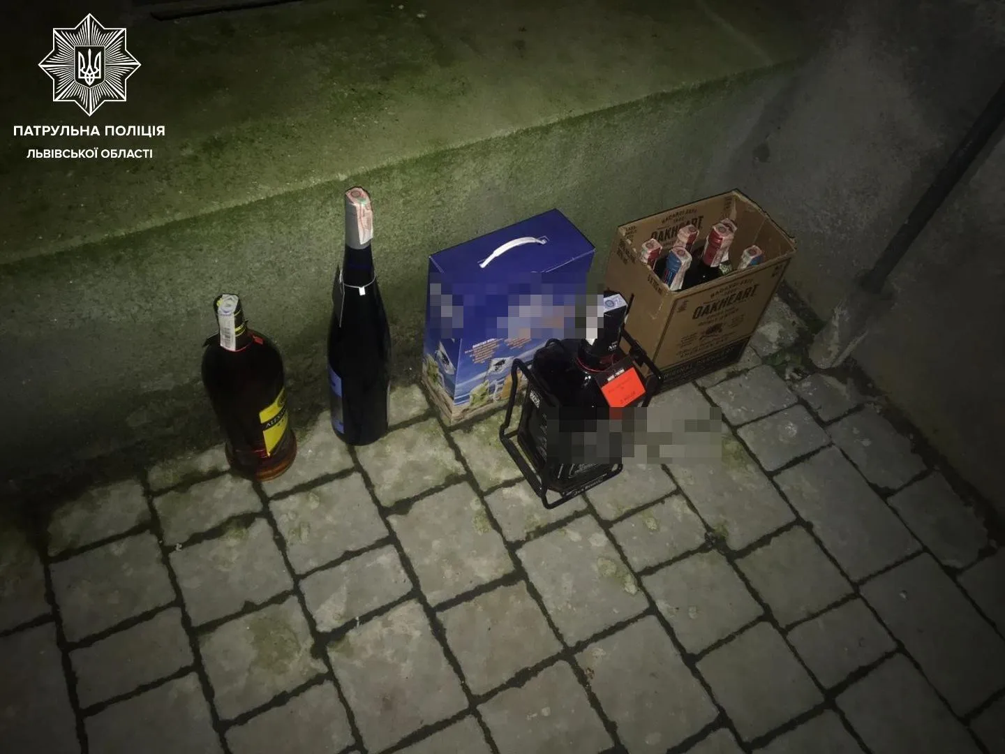 У Львові 19-річні хлопці обікрали магазин: брали лише алкоголь – фото У Львові 19-річні хлопці обікрали магазин: брали лише алкоголь – фото