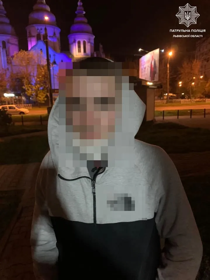У Львові 19-річні хлопці обікрали магазин: брали лише алкоголь – фото У Львові 19-річні хлопці обікрали магазин: брали лише алкоголь – фото