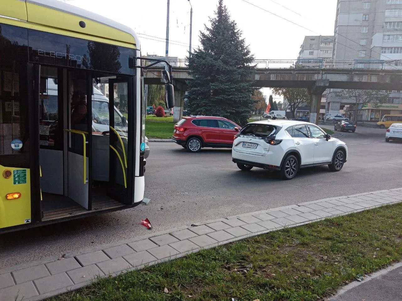 У Львові запустили тролейбус за новим маршрутом: він вже встиг потрапити у ДТП – фото