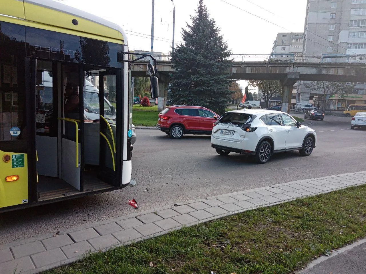 У Львові запустили тролейбус за новим маршрутом: він вже встиг потрапити у ДТП – фото У Львові запустили тролейбус за новим маршрутом: він вже встиг потрапити у ДТП – фото
