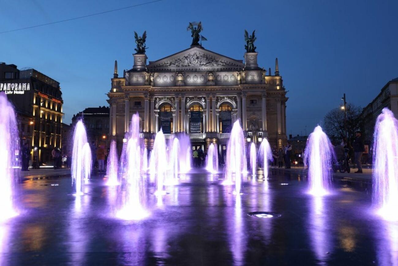 У Львові почав працювати сухий фонтан за 1,5 мільйона доларів: фото У Львові почав працювати сухий фонтан за 1,5 мільйона доларів: фото