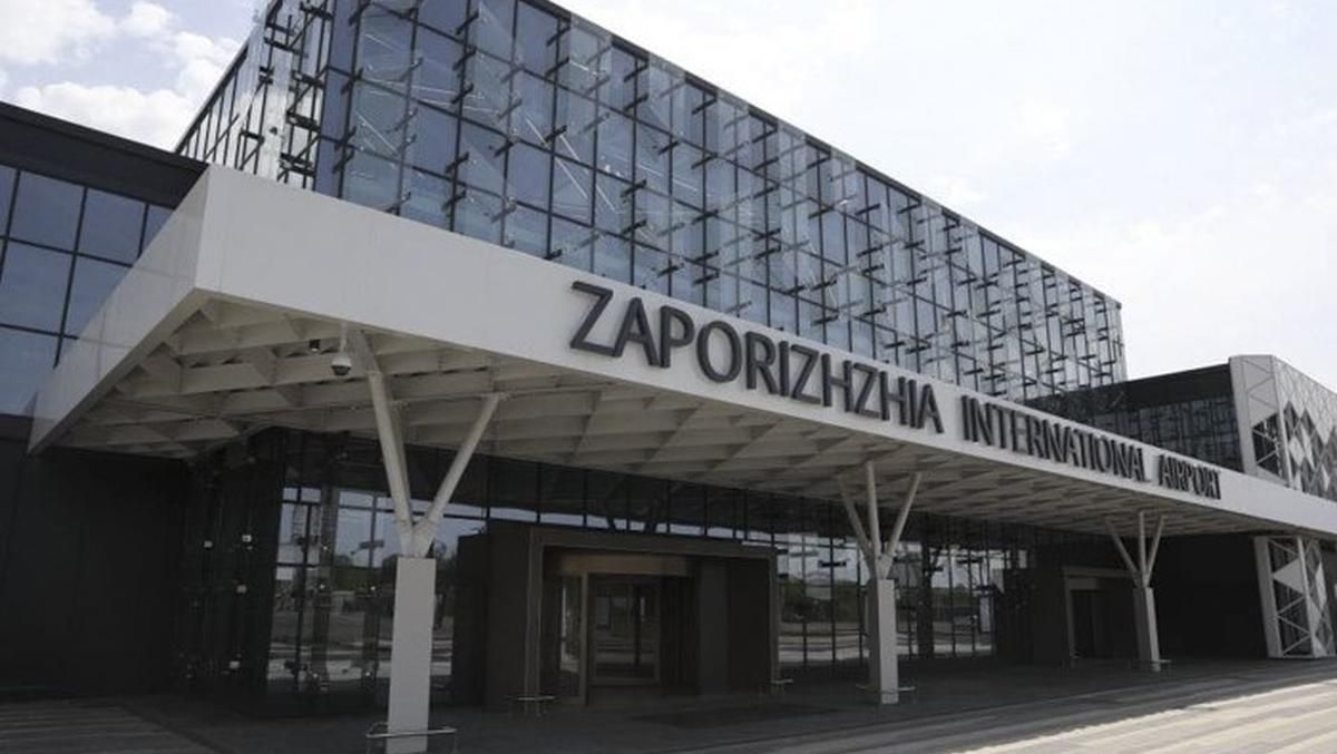 В Запорожье из-за угрозы взрыва самолета эвакуировали 180 пассажиров В Запорожье из-за угрозы взрыва самолета эвакуировали 180 пассажиров