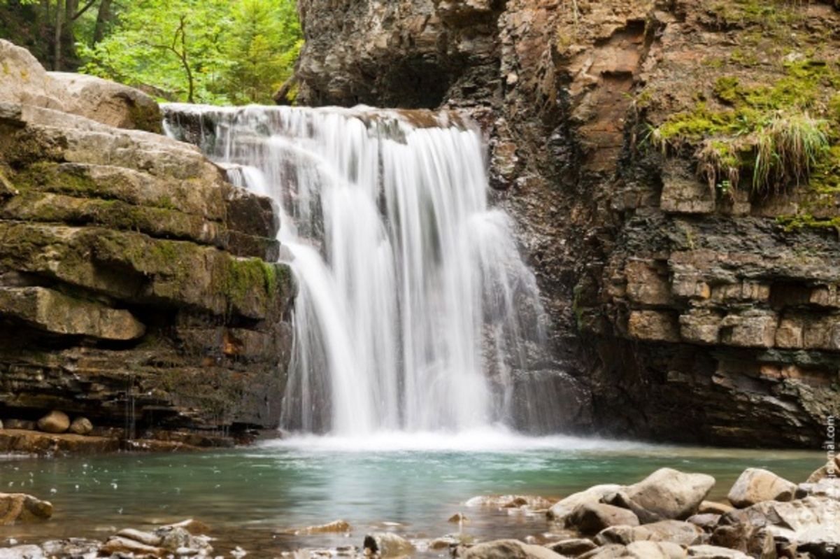 5 найгарніших водоспадів України: мальовничі фото