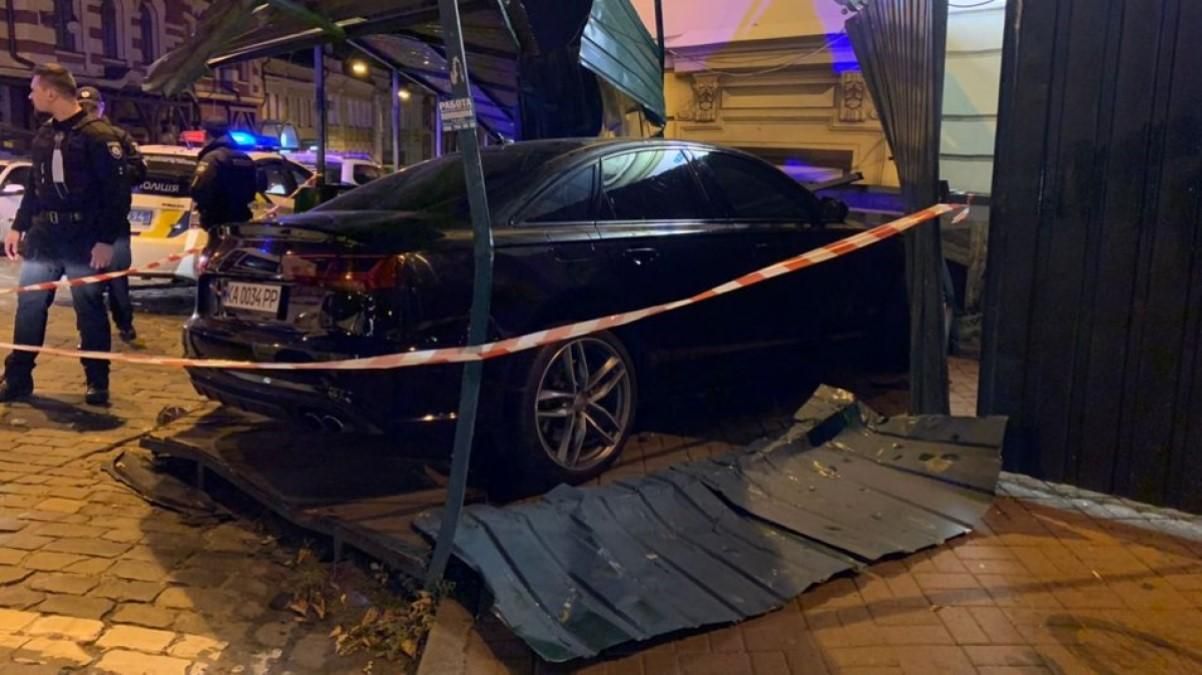 У Києві сталася ДТП: Audi влетіла у будинок, є постраждалі – фото