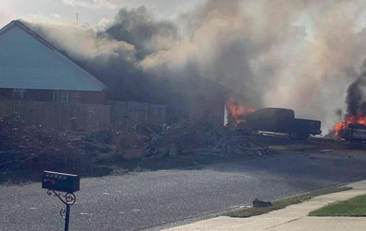 Військовий літак впав у житловому кварталі у США і спалахнув: відео 