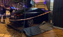 В центре Киева Audi на бешеной скорости влетела в дом: есть пострадавшие – фото