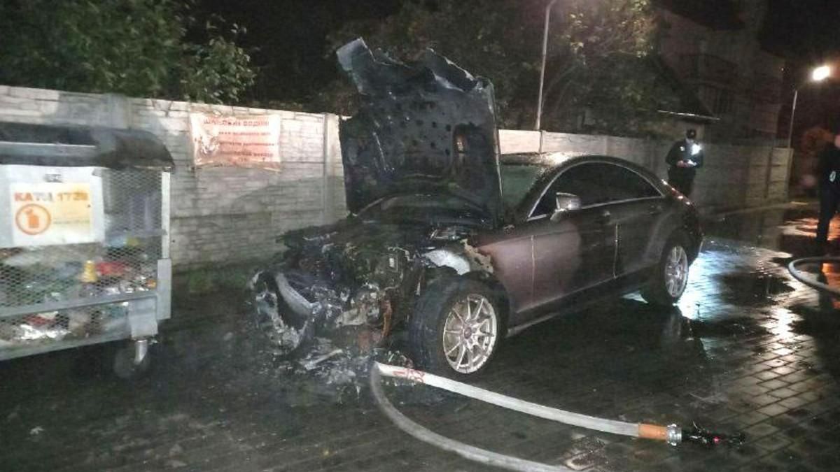 У Рівному кандидату до облради від Слуги народу підпалили машину У Рівному кандидату до облради від Слуги народу підпалили машину