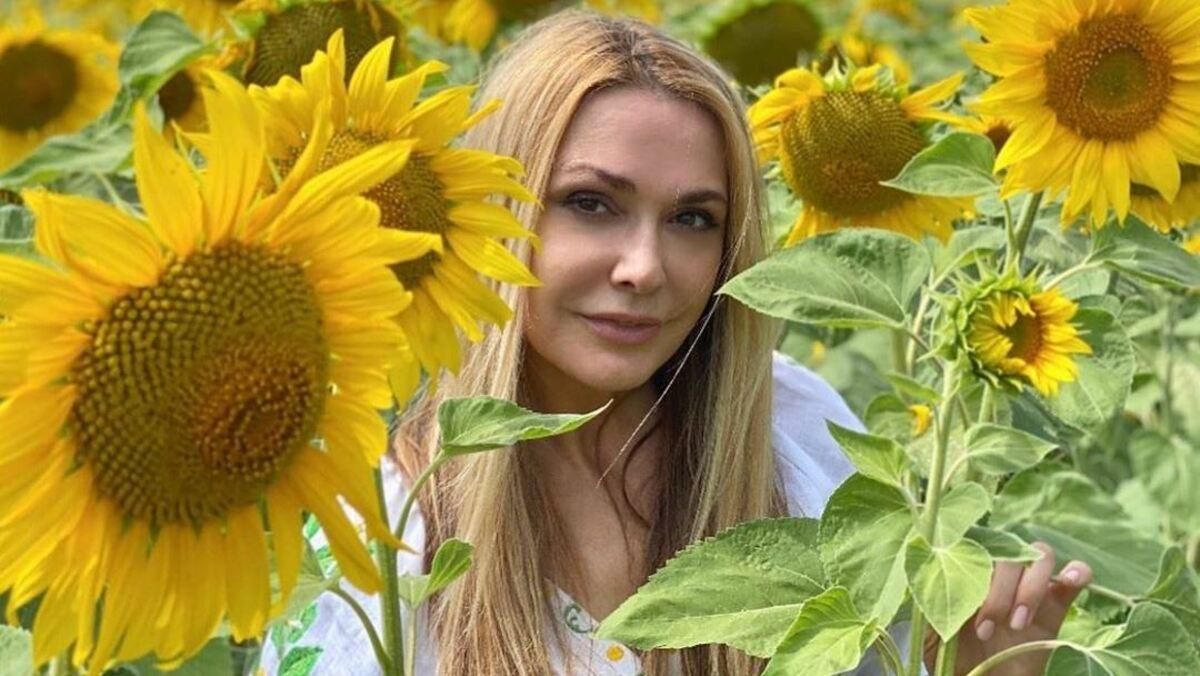 Ольга Сумська підкорила елегантним образом у довгій сукні: фото