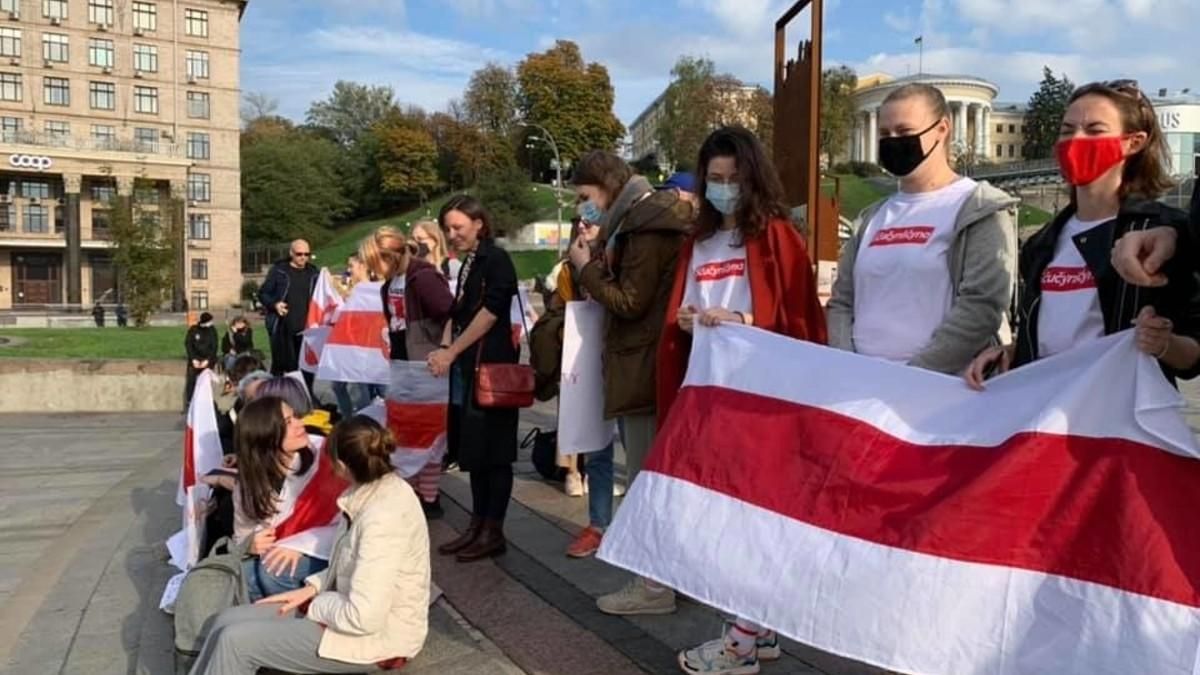 Белорусские активистки устроили марш в Киеве для поддержки сограждан: фото, видео Белорусские активистки устроили марш в Киеве для поддержки сограждан: фото, видео