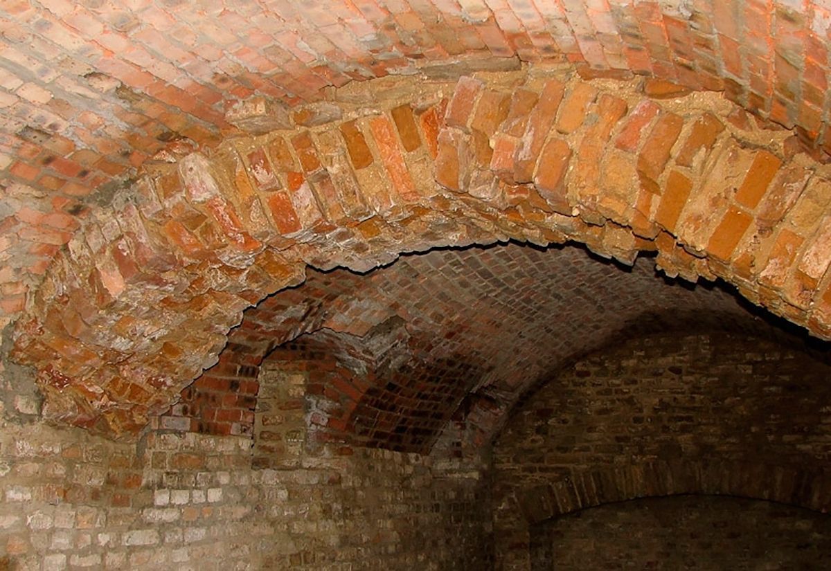 В Луцьку розкопали раніше невідомі підземелля – загадкові фото, відео