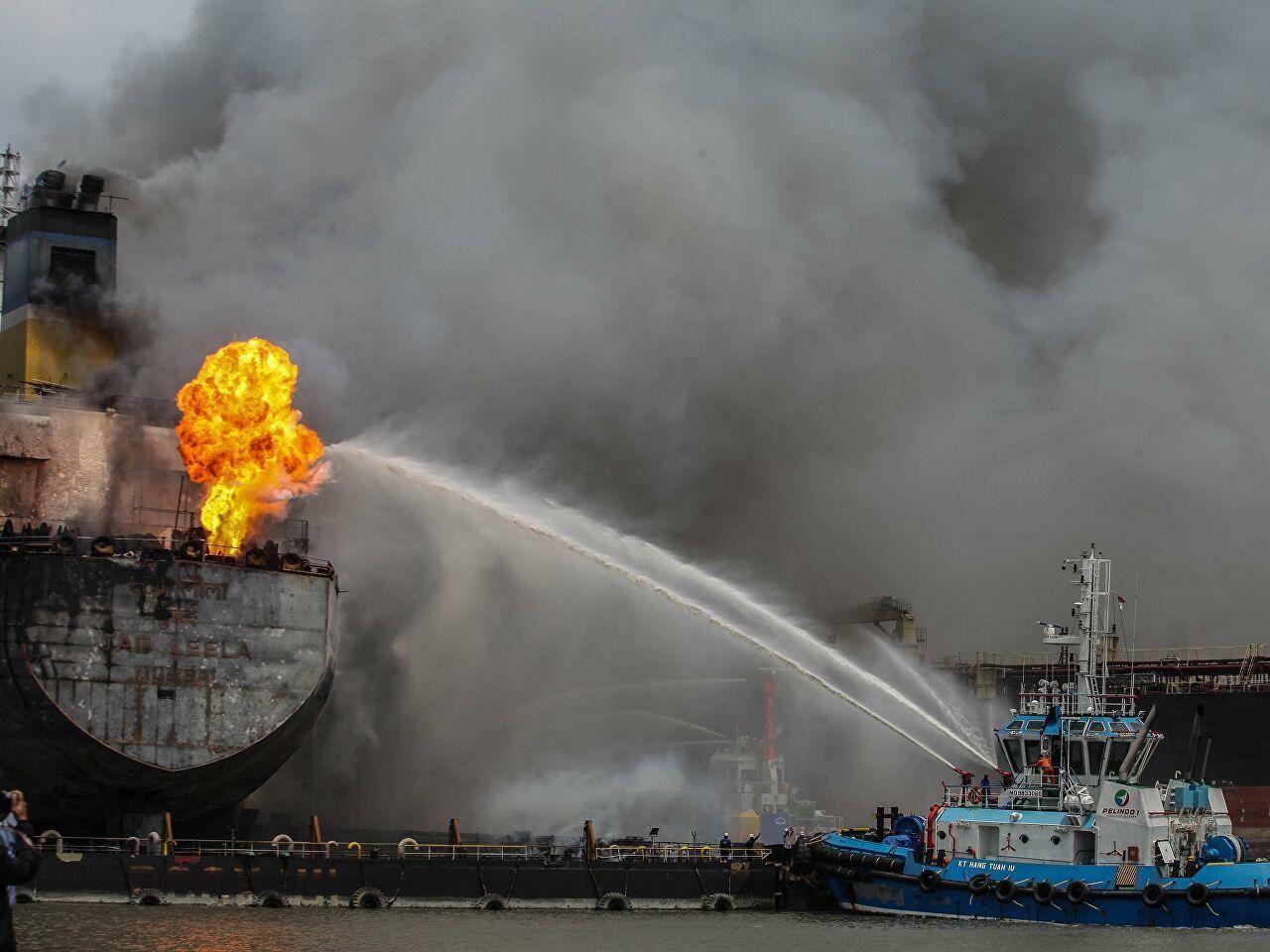 Російський танкер, що вибухнув в Азовському морі, відбуксирували