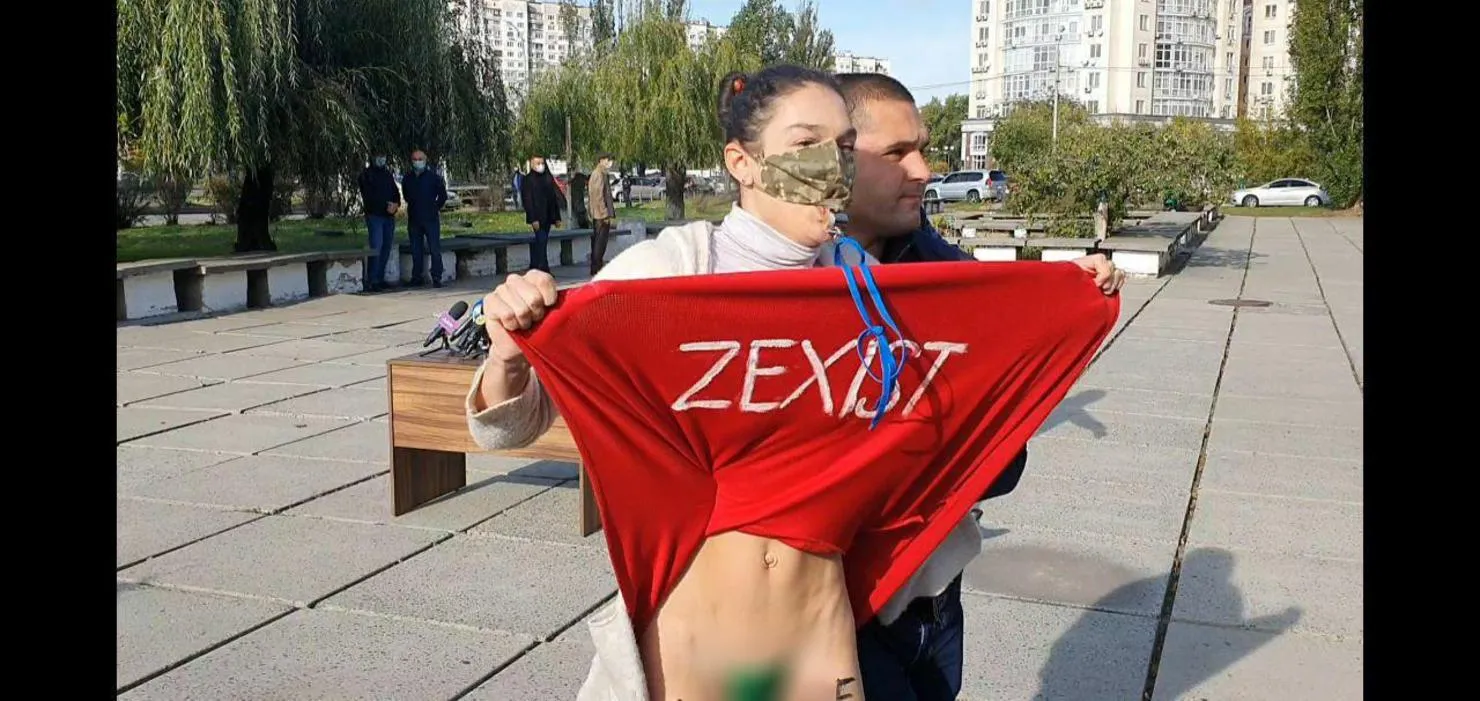 Активістка Femen задерла спідницю
