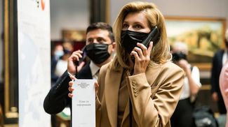 У жовтому светрі й трендових штанах: Олена Зеленська проголосувала на місцевих виборах