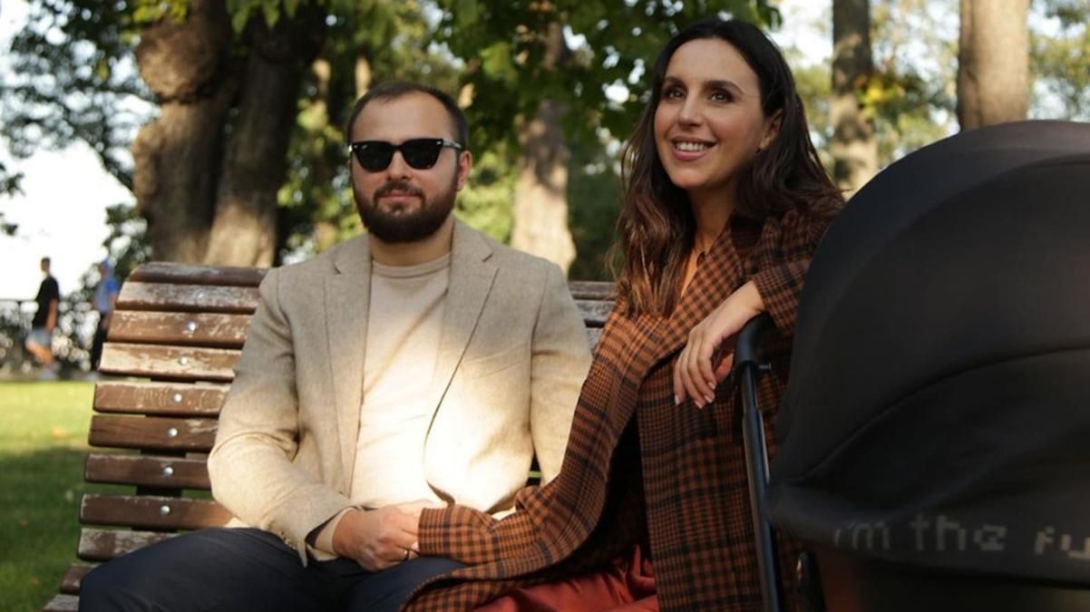 В клетчатом пальто: Джамала растрогала семейной фотосессией для Vogue – невероятные кадры