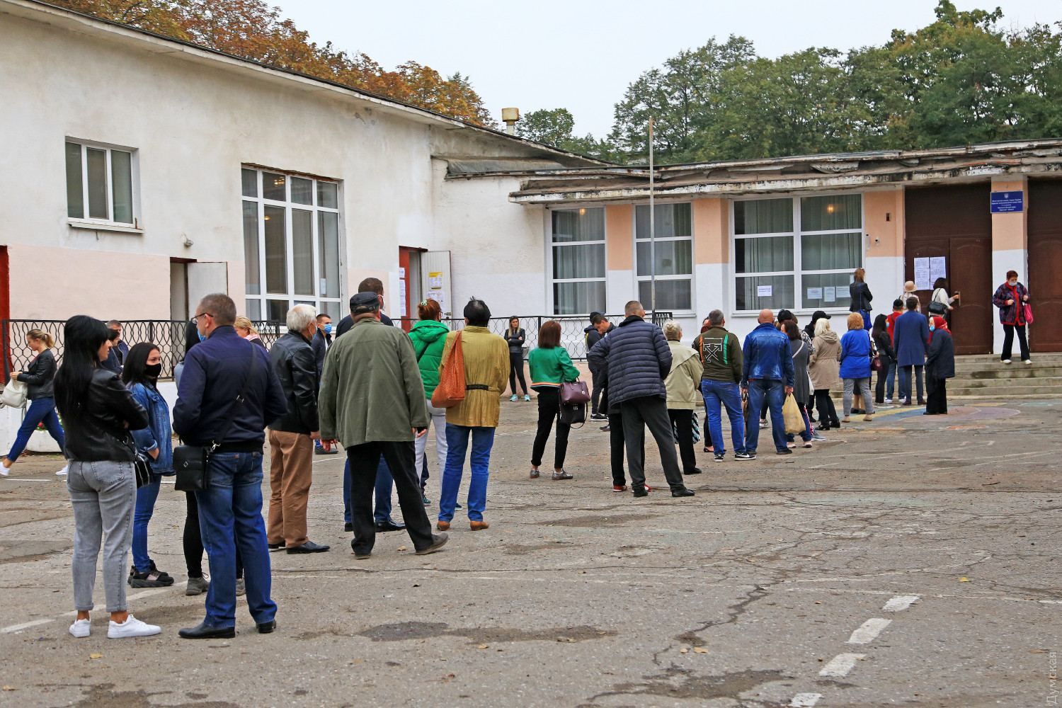 Українці стоять у чергах, щоб проголосувати на місцевих виборах: фото