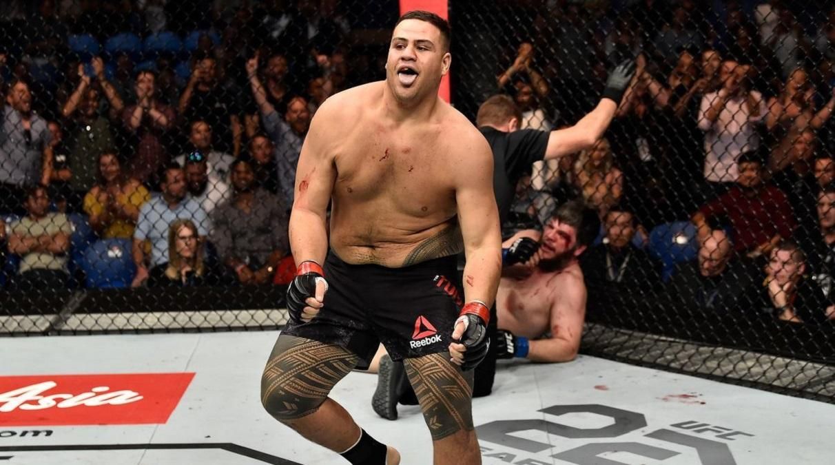Боєць UFC відсвяткував перемогу, випивши пиво зі слюнями з черевика: відео