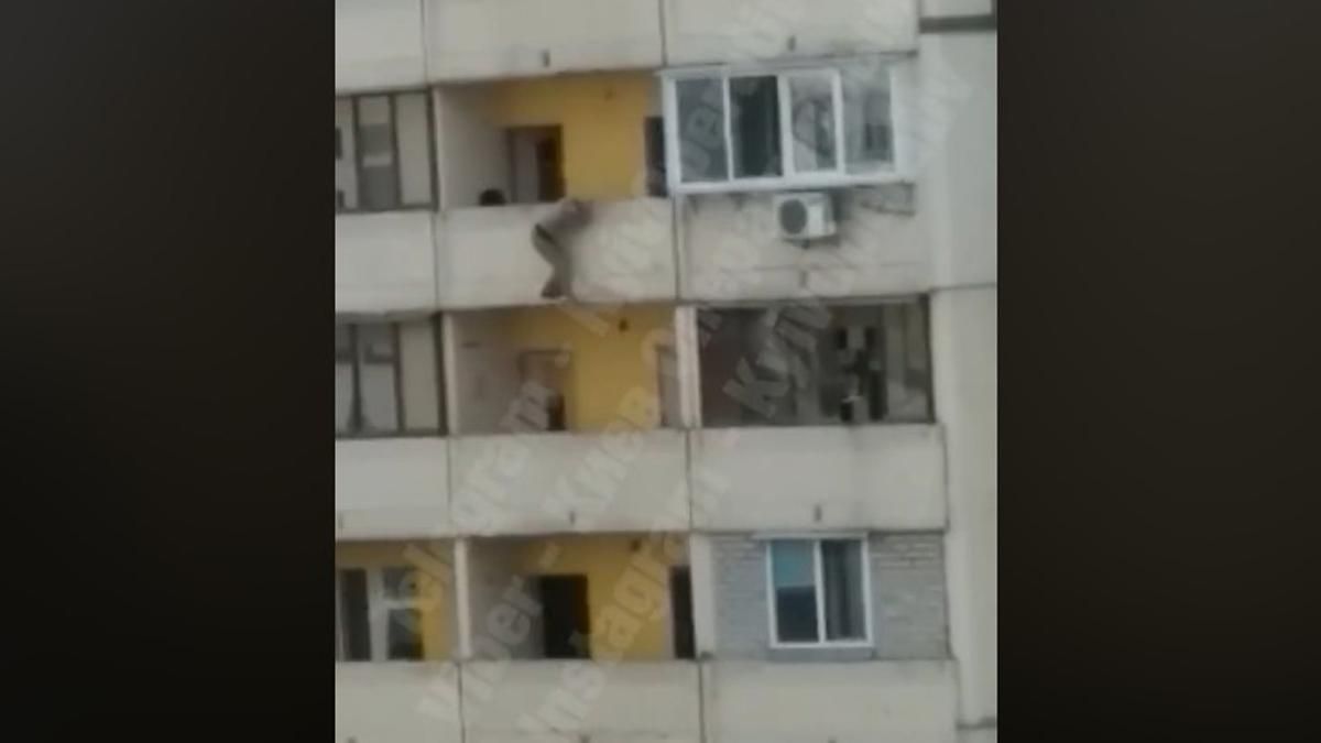 В Киеве женщина чуть не выпрыгнула из многоэтажки
