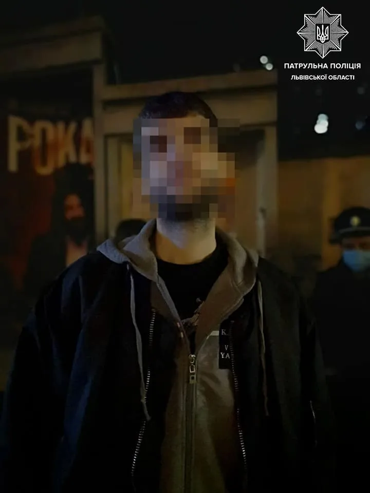 У Львові кияни грабували термінали: їх спіймали на гарячому – фото У Львові кияни грабували термінали: їх спіймали на гарячому – фото