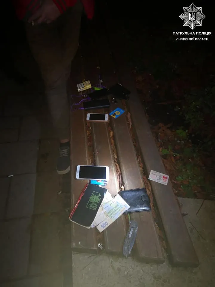 У Львові кияни грабували термінали: їх спіймали на гарячому – фото У Львові кияни грабували термінали: їх спіймали на гарячому – фото