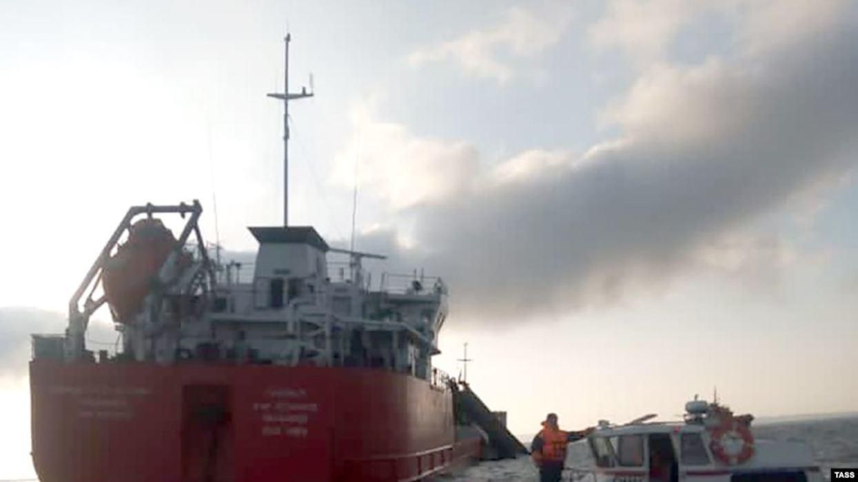 В Азовском море прекратили поиски пропавших членов экипажа после взрыва российского танкера