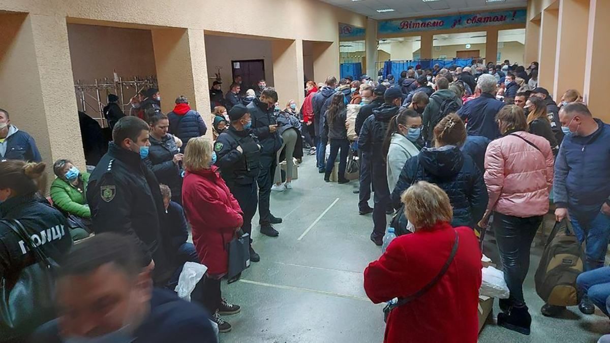 В Харькове из-за скопления в избиркоме не соблюдают карантин: фото В Харькове из-за скопления в избиркоме не соблюдают карантин: фото