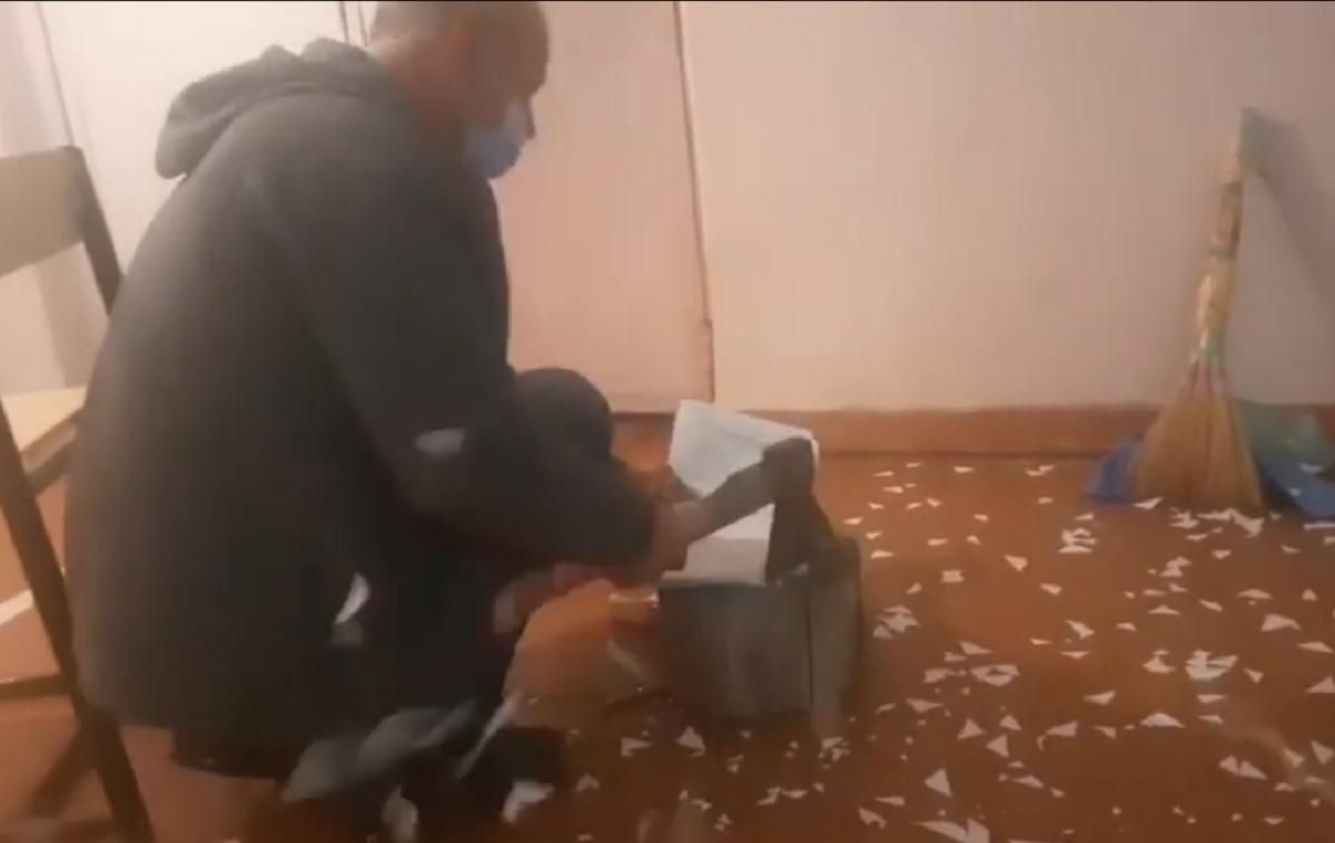 Под Днепром неиспользованные бюллетени гасили топором - видео Под Днепром неиспользованные бюллетени гасили топором - видео