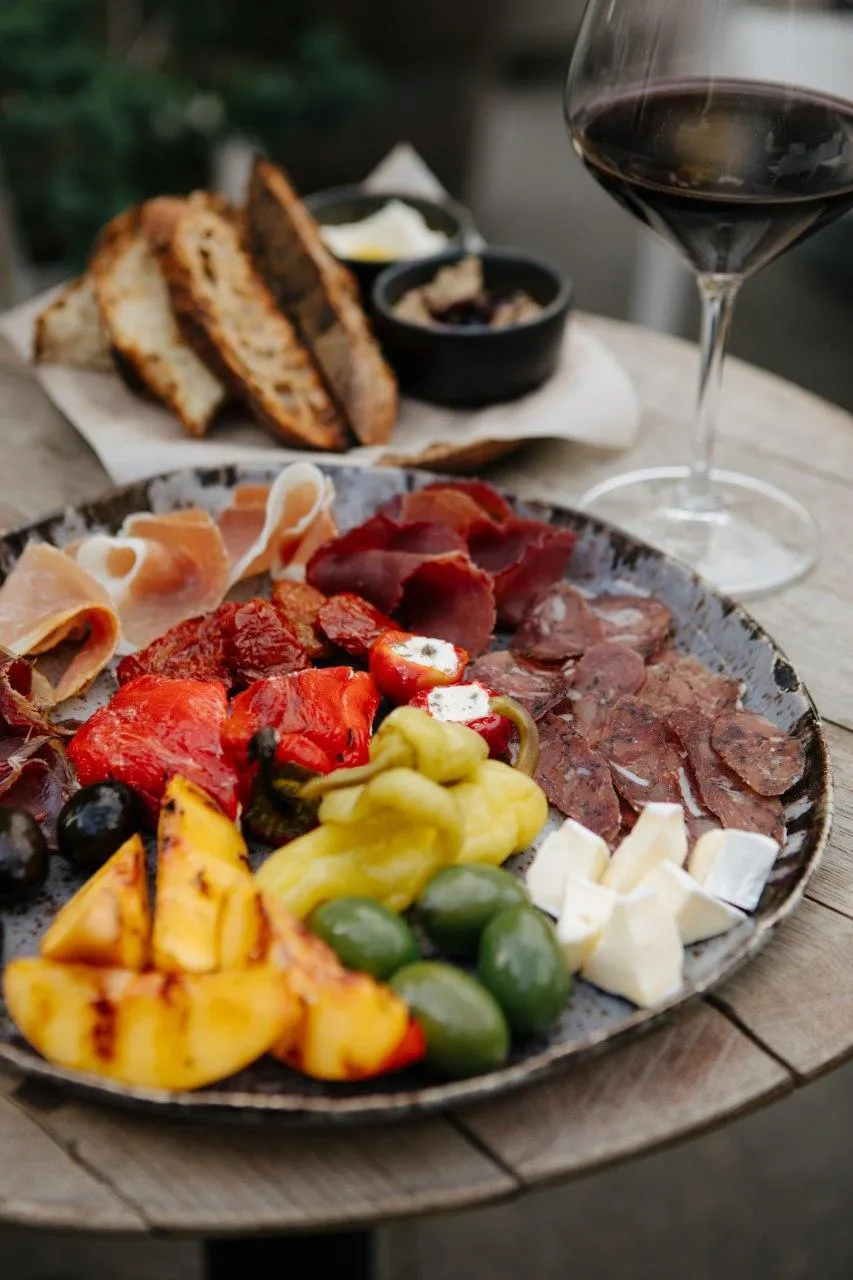 SHABO Merlot Grande Reserve 2016 і антипасті SHABO Merlot Grande Reserve 2016 і антипасті