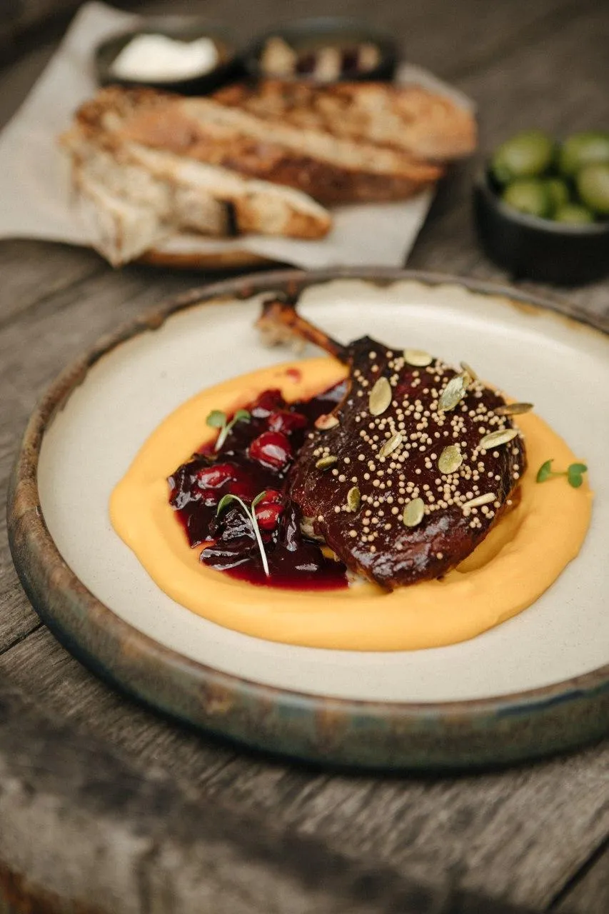 Ніжка конфі з конфітюром із слив зі спеціями і пюре з батату Ніжка конфі з конфітюром із слив зі спеціями і пюре з батату