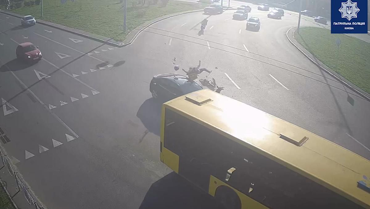 26 жовтня у Києві легковик на чималій швидкості зніс мопед 26 жовтня у Києві легковик на чималій швидкості зніс мопед