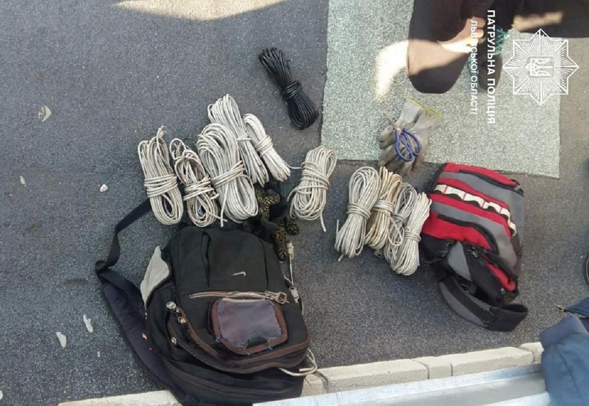 Лишили людей без інтернету: у Львові 2 чоловіків крали кабель на даху Лишили людей без інтернету: у Львові 2 чоловіків крали кабель на даху