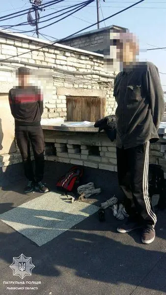 Залишили людей без інтернету: у Львові двоє чоловіків крали кабель на даху Залишили людей без інтернету: у Львові двоє чоловіків крали кабель на даху