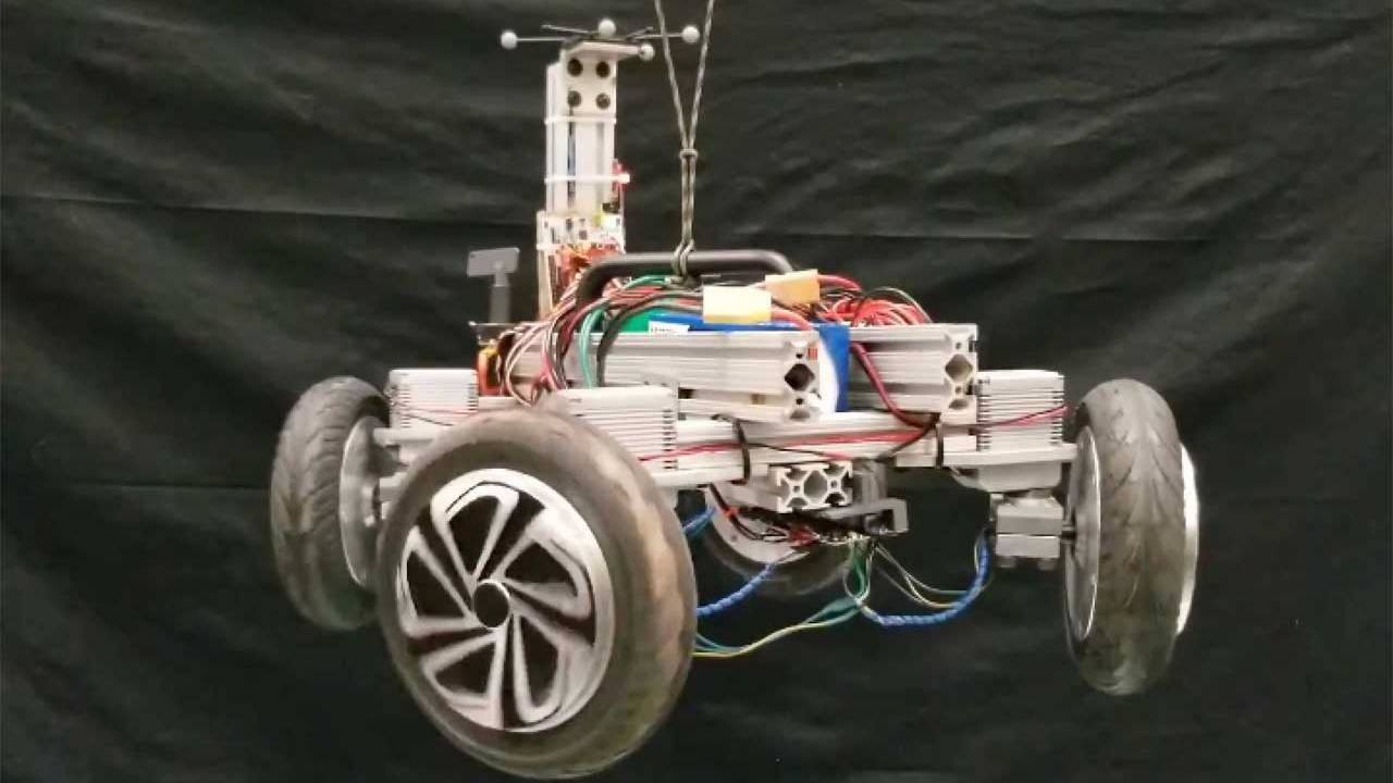 Ученые создали робота, который всегда приземляеться на четыре колеса